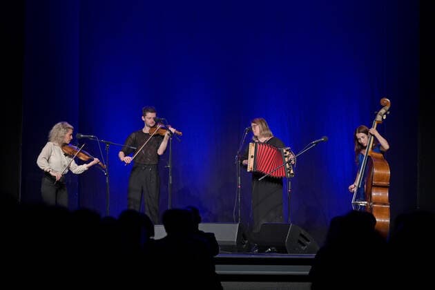 Konzert der Musikgruppe ALMA, im Rahmen der Salzkammergut Festwochen Gmunden, im Kulturzentrum AlFa in Steyrermühl Laakirchen in Österreich, am 29.10.2020. Das Bild zeigt v.l.n.r.: Geigerin Julia Lacherstorfer, Geiger Matteo Haitzmann, Harmonikaspielerin Johanna Dumfart und Bassistin Marlene Lacherstorfer 2020 - Konzert der Musikgruppe ALMA, im Rahmen der Salzkammergut Festwochen Gmunden, am 29.10.2020.