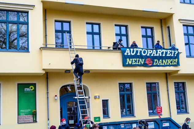 Aktivisten der Umweltinitiativen von Ende Gelände, Fridays for Future und Exctinction Rebellion besetzen Bundesgeschäftsstelle von Bündnis 90 Die Grünen in Berlin-Mitte. Sie fordern einen Rodungsstopp im Dannenroeder Wald. snapshot-photography B.Niehaus