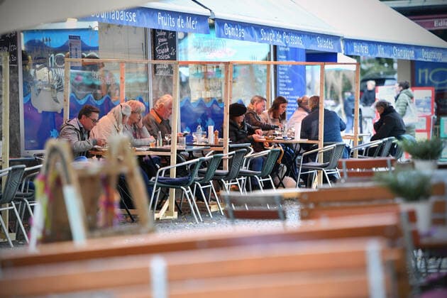 Themenbild: Coronavirus Pandemie Folgen fuer die Gastronomie. Gaeste sitzen im Aussenbereich eines Fisch Restaurants in der Innenstadt von Muenchen am 27.10.2020. Zwischen den Tischen stehen Plexiglaswaende zum Schutz der Gaeste vor dem Coroanvirus, Ab dem 2.November muss wegen dem Lockdown light die Gastronomie geschlossen bleiben, Schliessung-Folge der Corona Pandemie,Lockdown,Shutdown,Inzidenzwert.
