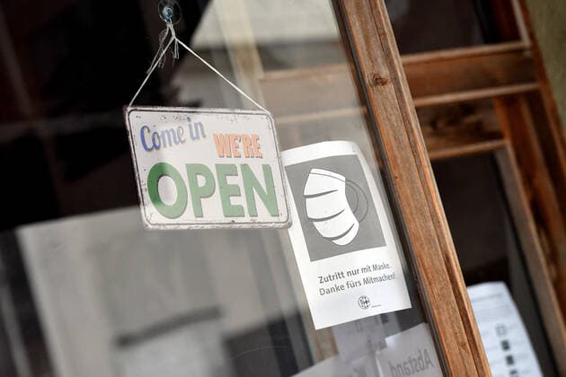 Themenbild: Coronavirus Pandemie Folgen fuer die Gastronomie. Hinweis Betreten nur mit Mundschutz,Maske , Come in- we are open,wir haben geoffnet am Eingang zu einer Bar,Kneipe in Muenchen am 27.10.2020. Ab dem 2.November muss wegen dem Lockdown light die Gastronomie geschlossen bleiben, Schliessung-Folge der Corona Pandemie,Lockdown,Shutdown,Inzidenzwert.