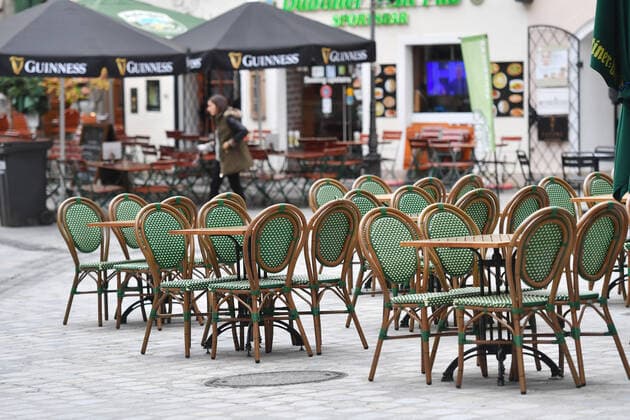 Themenbild: Coronavirus Pandemie Folgen fuer die Gastronomie. Leere Tische und Stuehel eines Restaurants in der Innenstadt von Muenchen am 27.10.2020. Obwohl die Lokale noch geoffnet sind, bleiben Gaeste aus, Ab dem 2.November muss wegen dem Lockdown light die Gastronomie geschlossen bleiben, Schliessung-Folge der Corona Pandemie,Lockdown,Shutdown,Inzidenzwert.