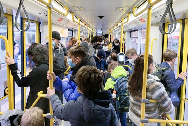Menschen im oeffentlichen Nahverkehr. In der Strassenbahn ist Abstand halten nicht moeglich, Bonn, 27.10.2020 Bonn Deutschland