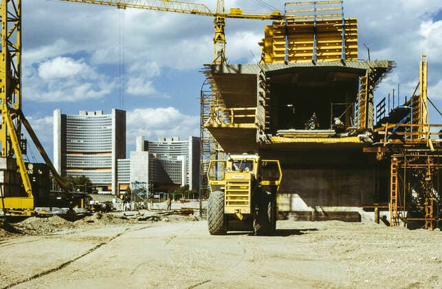 Baustelle dritte Reichsbrücke über die Donau im Mai 1979, Wiederaufbau nach dem Einsturz der zweiten Reichsbrücke 1976, hinten Vienna International Centre (VIC), Internationales Zentrum Wien oder UNO-City kurz vor der Eröffnung, Wien, Österreich *** Construction site of the third Reichsbrücke over the Danube in May 1979, reconstruction after the collapse of the second Reichsbrücke in 1976, at the back Vienna International Centre VIC , International Centre Vienna or UNO City shortly before opening, Vienna, Austria