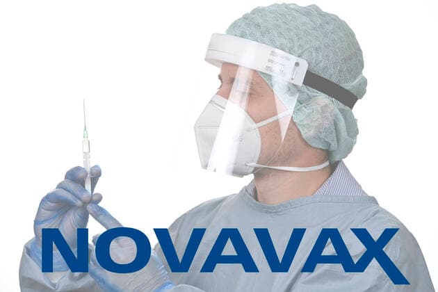 Symbolbild Corona-Impfstoff der Firma NOVAVAX, Mann mit Spritze, Corona-Krise, Baden-Württemberg, Deutschland Coronavirus FOTOMONTAGE
