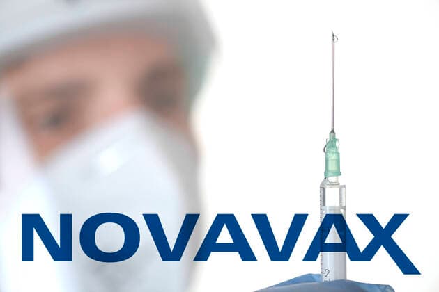 Symbolbild Corona-Impfstoff der Firma NOVAVAX, Mann mit Spritze, Corona-Krise, Baden-Württemberg, Deutschland Coronavirus FOTOMONTAGE