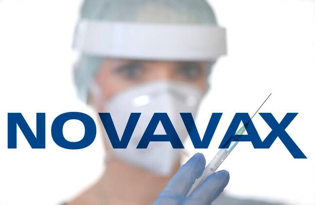 Symbolbild Corona-Impfstoff der Firma NOVAVAX, Frau mit Spritze, Corona-Krise, Baden-Württemberg, Deutschland Coronavirus FOTOMONTAGE