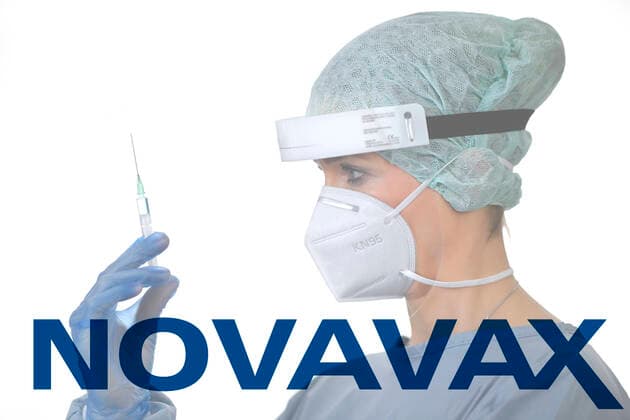 Symbolbild Corona-Impfstoff der Firma NOVAVAX, Frau mit Spritze, Corona-Krise, Baden-Württemberg, Deutschland Coronavirus FOTOMONTAGE