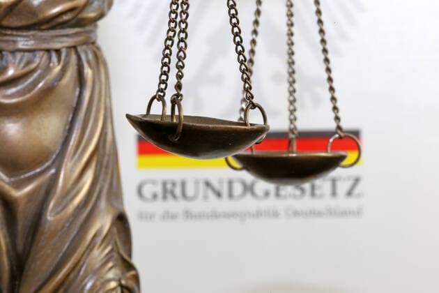 Close-up of a Justitia in front of a german basic law book *** Close up of a Justitia in front of a german basic law book Copyright: xx