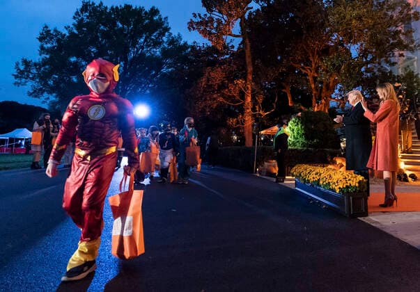 October 25, 2020, Washington, WA, United States of America: U.S. President Donald Trump and First Lady Melania Trump greet trick-or-treaters during the 2020 White House Halloween event on the South Lawn of the White House October 26, 2020 in Washington, DC. Washington United States of America - ZUMAp138 20201025_zaa_p138_027 Copyright: xAndreaxHanks WhitexHousex