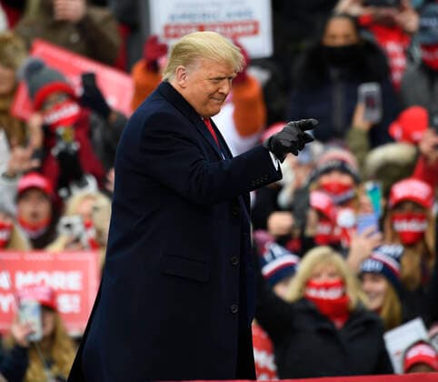 News Bilder des Tages October 30, 2020, Waterford Township, Michigan, U.S: President DONALD TRUMP makes his way to the stage during the Make America Great Again Victory Rally at the Oakland County Airport. Waterford Township U.S. - ZUMAh127 20201030_zap_h127_019 Copyright: xScottxHassex