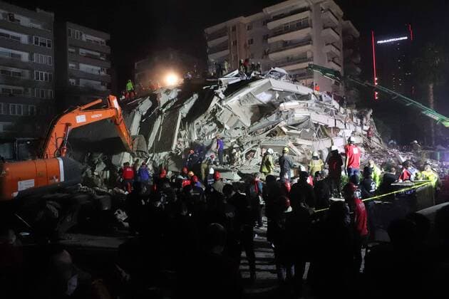 Bilder des Jahres 2020, News 10 Oktober News Themen der Woche KW44 News Bilder des Tages (201030) -- IZMIR (TURKEY), Oct. 30, 2020 -- Rescuers work at a site of a collapsed building after an earthquake in Izmir province of Turkey, Oct. 30, 2020. At least 12 people were killed and 438 others were wounded at a strong earthquake that hit Turkey s western province of Izmir on Friday, Turkish President Recep Tayyip Erdogan said. (Photo by Xinhua) TURKEY-IZMIR-EARTHQUAKE AydinxCetinkaya 