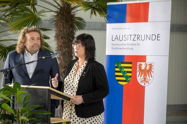 Große Lausitzrunde zu Entwicklungsstrategie DEU Sachsen Schwarze Pumpe Â Christine Herntier und Torsten Pötzsch : Am Montag, 19. Oktober 2020, fand im Dock3 Lausitz am Industriepark Schwarze Pumpe die Konferenz der Großen Lausitzrunde statt. In ihrer Eröffnungsrede betonte Christine Herntier, Sprecherin des kommunalen Bündnisses von Lausitzer Bürgermeistern und Gemeindevertretern die anhaltende Bedeutung der Lausitzrunde im Prozess des Strukturwandels. Behandelt wurden zudem die Themen Entwicklungsstrategie und Ansiedlungsoffensive Lausitz. Das neue Kompetenz- und Gründerzentrum Dock3 in Schwarze Pumpe. Es wude im Auftraggeber des Zweckverbandes Industriepark Schwarze Pumpe 2020 eröffnet, es liegt auf der Landesgrenze von Sachsen