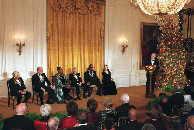 Archivbilder der Woche KW44 December 5, 1999, Washington, District of Columbia, USA: 1999 Kennedy Center Honorees Victor Borge, Sean Connery, Judith Jamison, Jason Robards and Stevie Wonder with first lady Hillary Rodham Clinton listen to United States President Bill Clinton s remarks at a White House reception in their honor hosted by President and Hillary Clinton in Washington, D.C. on December 5, 1999 Washington USA - ZUMAs152 19991205_zaa_s152_001 Copyright: xRobertxTrippettx