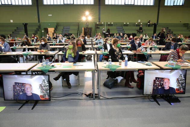 Blick am Sonnabend (31.10.2020) in Güstrow (Landkreis Rostock) auf die Landesdelegiertenkonferenz der Grünen. Die Landesdelegiertenkonferenz ist der Landesparteitag von BÜNDNIS 90 DIE GRÜNEN in Mecklenburg-Vorpommern. Auf ihr wählten im Verlauf des Tages die Delegierten die Kandidaten für die Landtagswahl 2021 im Nordosten. Dazu stimmten sie gemeinsam über politische Positionen ab. Einer der Hauptredner war dabei Jürgen Trittin (MdB) der per Video zugeschaltet war .