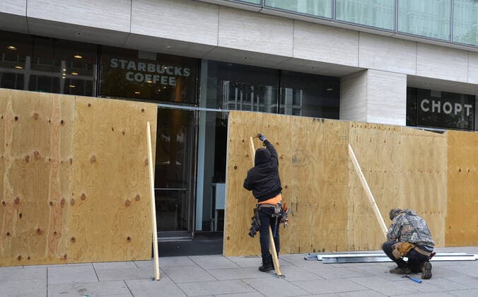 Bilder des Jahres 2020, News 10 Oktober News Themen der Woche KW44 News Bilder des Tages Workers board up businesses near the White House, Saturday, October 31, 2020, Washington, DC. Precautions are being made in case of violence on or after Election Day, Tuesday, November 3.  WAP20201031501 MIKExTHEILER