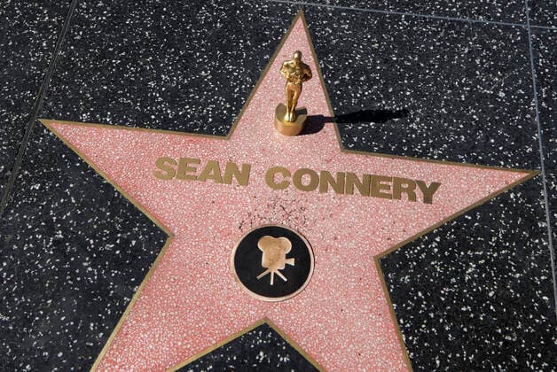 October 31, 2020, Los Angeles, California, USA: An Oscar statue is placed at a makeshift star for Sean Connery on the Hollywood Walk of Fame in Los Angeles. The Scottish actor, Sir Sean Connery who was best known for his portrayal of James Bond, died in his sleep in the Bahamas at the age of 90. Los Angeles USA - ZUMAc68_ 20201031_zaf_c68_002 Copyright: xRingoxChiux