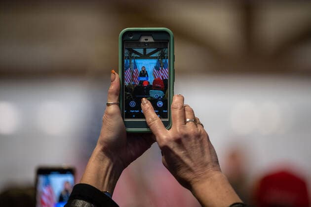 October 31, 2020, Wapwallopen, United States: President Trump s supporters records a video of the U.S. First Lady Melania Trump remarks during the Make America Great Again campaign rally in Wapwallopen. Wapwallopen United States - ZUMAs197 20201031_zaa_s197_260 Copyright: xRonxAdarx