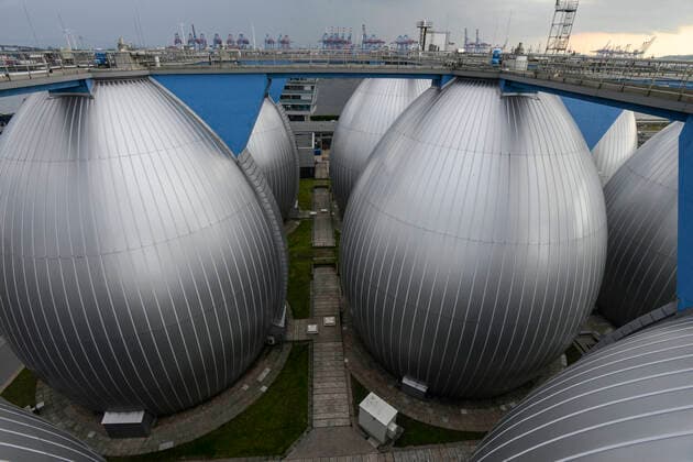 Germany Hamburg, Biogas plant GERMANY, Hamburg, biogas plant at treatment plant of Hamburg water , sludge is fermented to process Biogas *** DEUTSCHLAND Hamburg, Klaerwerk Koehlbrandhoeft von Hamburg Wasser, aus Klaerschlamm wird in einer Biogasanlage Biogas gewonnen und als Methan ins Gasnetz eingespeist Hamburg Germany