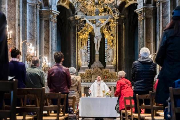 Frankreich, Gottesdienste zu Allerheiligen Paris, France November 1st, 2020 - All Saints Mass in Saint Merry Church. As part of lockdown measures to fight COVID19 outbreak, French government bans believers from gathering for religious celebrations from next November 3 RELIGION, EGLISE, CHRETIENS, FOI, CROYANTS, CELEBRATION, MESSE DE LA TOUSSAINT, ILLUSTRATION, PRETRE, EDIFICES RELIGIEUX, CATHOLIQUES, CATHOLICISME, CROYANCES, CULTES, CELEBRATION DE LA MESSE, FOI, CROIRE, DIEU, CONFINEMENT, CORONAVIRUS, COVID19, DOCTRINE, CHRISTIANISME  Copyright: xVincentxIsorex