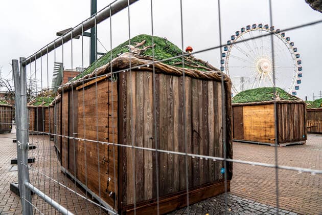 Der Weihnachtsmarkt am Einkaufszentrum Centro, aufgebaut aber durch den 2. Lockdown, in der Corona-Krise, im November 2020, geschlossen, Oberhausen NRW, Deutschland Weihnachtsmarkt