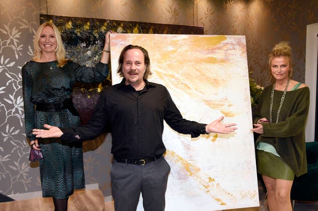 Bilder des Jahres 2020, Entertainment 10 Oktober Entertainment Themen der Woche KW44 Simone von Anhalt, Sascha Maaz und Ursula Gottwald bei der Finissage der Ausstellung Farb-Pracht mit Versteigerung des Werkes Awakening von der Künstlerin Simone von Anhalt im Friseursalon Figaro. München, 31.10.2020 *** Simone von Anhalt, Sascha Maaz and Ursula Gottwald at the finissage of the exhibition Farb Pracht with auction of the work Awakening by the artist Simone von Anhalt in the hairdressing salon Figaro Munich, 31 10 2020 Foto:xS.xAdamx xFuturexImage