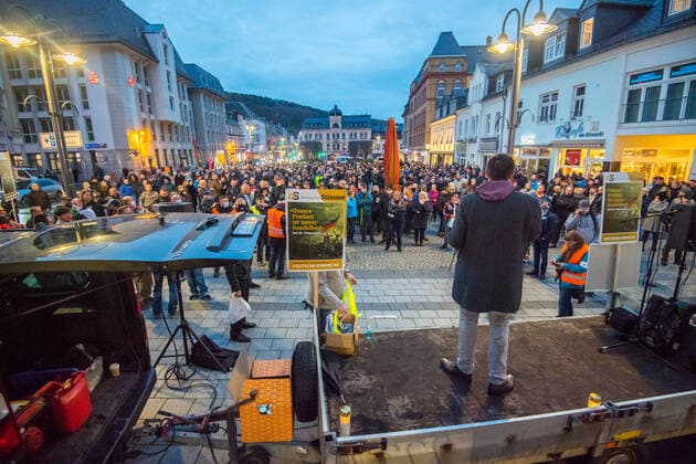 2020.11.01 Altmarkt Aue - Demo gegen Corona-Maßnahmen in Aue - Unter dem Motto Vernunft statt Hysterie fand am Sonntag, dem 1. November 2020 ab 17 Uhr, eine Demonstration auf dem Altmarkt Aue statt. Organisiert wurde diese von Stefan Hartung, NPD-Stadtrat der Großen Kreisstadt Aue-Bad Schlema und NPD-Kreisrat im Erzgebirgskreis. Laut eigenen Schätzungen waren rund 500 Demonstranten zu der Kundgebung erschienen. *** 2020 11 01 Altmarkt Aue Demo against Corona Measures in Aue Under the motto Reason instead of hysteria a demonstration took place on Sunday, November 1, 2020 at 5 pm on the Altmarkt Aue Organized by Stefan Hartung, NPD city council of the district town of Aue Bad Schlema and NPD district council in the Erzgebirgskreis Accord