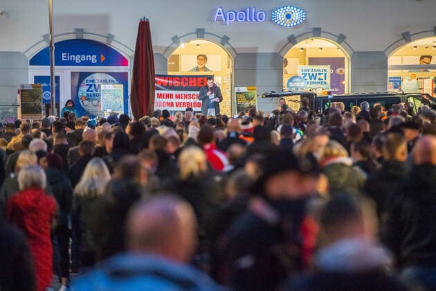 2020.11.01 Altmarkt Aue - Demo gegen Corona-Maßnahmen in Aue - Unter dem Motto Vernunft statt Hysterie fand am Sonntag, dem 1. November 2020 ab 17 Uhr, eine Demonstration auf dem Altmarkt Aue statt. Organisiert wurde diese von Stefan Hartung, NPD-Stadtrat der Großen Kreisstadt Aue-Bad Schlema und NPD-Kreisrat im Erzgebirgskreis. Laut eigenen Schätzungen waren rund 500 Demonstranten zu der Kundgebung erschienen. *** 2020 11 01 Altmarkt Aue Demo against Corona Measures in Aue Under the motto Reason instead of hysteria a demonstration took place on Sunday, November 1, 2020 at 5 pm on the Altmarkt Aue Organized by Stefan Hartung, NPD city council of the district town of Aue Bad Schlema and NPD district council in the Erzgebirgskreis Accord