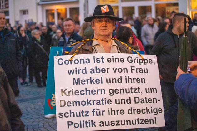 News Themen der Woche KW44 News Bilder des Tages 201101 Demo. Der Lock Down in Deutschland beginnt in einigen Stunden. Das hinderte über 500 Menschen nicht daran sich gegen die Coronamaßnahmen zu versammeln. Stefan Hartung von der AfD rief am 30. Oktober auf Facebook dazu auf gegen die Coronamaßnahmen zu demonstrieren. Viele Menschen aus Aue und Bad Schlema folgten den Aufruf. 17 Uhr begann die Versammlung Vernunft statt Histerie auf dem Altmarkt in Aue. Am Anfang wurden die Auflagen vorgetragen, Ordner sollen den Mund-Nasen-Schutz kontrollieren, was jedoch nicht geschah. Dabei waren sogar Risikopatienten und ältere Menschen ignorant, setzten kein Mund-Nasen-Schutz auf. Die Polizei ist vor Ort und sichert die Versammlung ab. Aue Sachsen Deutschland