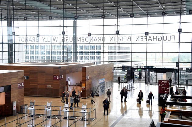 Bilder des Jahres 2020, News 11 November News Themen der Woche KW44 News Bilder des Tages Am Sonntag, den 1. November 2020, hat am Terminal 1 des Flughafens Berlin Brandenburg Willy Brandt (BER) der Regelbetrieb mit den ersten kommerziellen Abflügen begonnen. Schönefeld, 01.11.2020 *** On Sunday, 1 November 2020, regular operations began at Terminal 1 of Berlin Brandenburg Airport Willy Brandt BER with the first commercial departures Schönefeld, 01 11 2020 Foto:xF.xKernx xFuturexImage