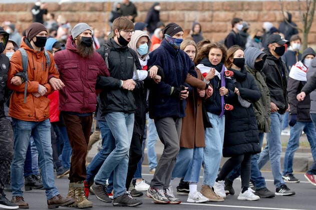 Bilder des Jahres 2020, News 11 November News Themen der Woche KW44 News Bilder des Tages MINSK, BELARUS - NOVEMBER 1, 2020: People take part in the Dziady opposition march in Independence Avenue. The annual march is held by the Belarusian opposition from central Minsk to Kurapaty, a mass burial site of victims of Stalinist repression, on the eve of Dziady, the day of remembrance of the deceased ancestors. Mass protests are held in Belarus since August 9, the 2020 presidential election. Stringer TASS  TS0ECDAA