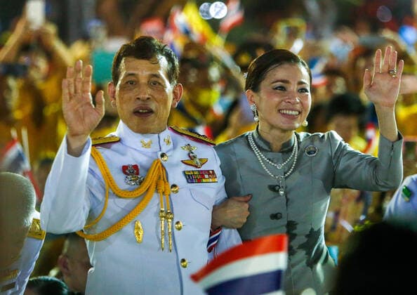 Bilder des Jahres 2020, News 11 November News Themen der Woche KW44 News Bilder des Tages November 1, 2020, Bangkok, Thailand: Thailand s King Maha Vajiralongkorn and Queen Suthida greet the royalists, outside The Grand Palace in Bangkok.People dressed in yellow flocked to Bangkok s Sanam Luang and the Temple of the Emerald Buddha to demonstrate their loyalty to His Majesty the King. Bangkok Thailand - ZUMAs197 20201101_zab_s197_012 Copyright: xChaiwatxSubprasomx