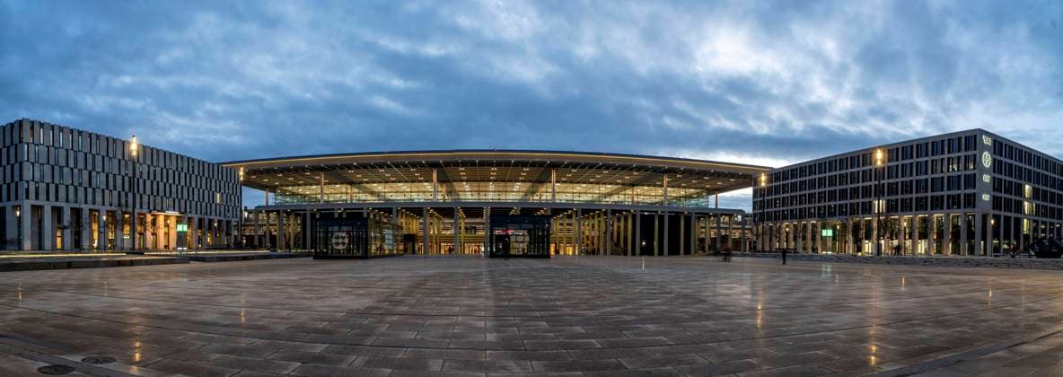 Flughafen Berlin Brandenburg BER. Inbetriebnahme des BER, Terminal 1, Flughafen Berlin Brandenburg BER. Inbetriebnahme des BER, Terminal 1, Am 31. Oktober 2020 wurde das neue Terminal 1 des Flughafens Berlin Brandenburg Willy Brandt in Betrieb genommen. Aussenaufnahme Terminal 1, Willy Brandt Platz *** Berlin Brandenburg Airport BER Commissioning of BER, Terminal 1, Berlin Brandenburg Airport BER Commissioning of BER, Terminal 1, On 31 October 2020 the new Terminal 1 of Berlin Brandenburg Airport Willy Brandt was put into operation Outdoor photo Terminal 1, Willy Brandt Platz