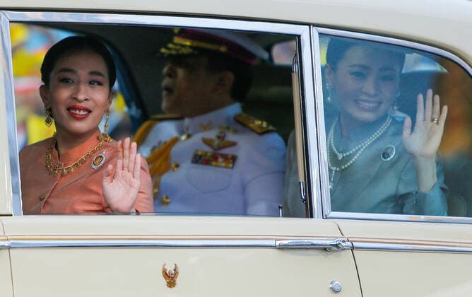 November 1, 2020, Bangkok, Thailand: Thailand s King Maha Vajiralongkorn and Queen Suthida, and Princess Bajrakitiyabha (L) arrive at The Grand Palace in Bangkok..People dressed in yellow flocked to Bangkok s Sanam Luang and the Temple of the Emerald Buddha to demonstrate their loyalty to His Majesty the King. Bangkok Thailand - ZUMAs197 20201101_zab_s197_007 Copyright: xChaiwatxSubprasomx