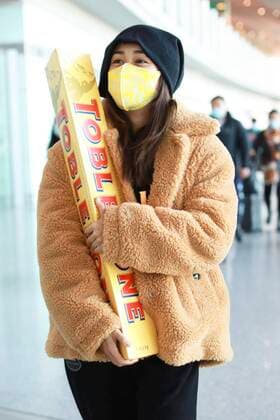 Bilder des Jahres 2020, Entertainment 11 November Entertainment Themen der Woche KW45 Entertainment Bilder des Tages Chinese actress Liu Yun holds a rare 9-kilogram Toblerone chocolate, showing up with mask and hat on at an airport in Beijing, China, 2 November 2020. *** Local Caption *** fachaoshi Liu Yun appears with large Toblerone Chocolate at Beijing airport  1063021959393312994