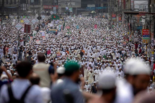 Bilder des Jahres 2020, News 11 November News Themen der Woche KW45 News Bilder des Tages November 2, 2020, Dhaka, Bangladesh: Protesters of the Hefazat-e-Islam Bangladesh Islamist political party march towards a French embassy in Dhaka as they attend in a protest calling for the boycott of French products and denouncing French president Emmanuel Macron for his comments over Prophet Mohammed s caricatures. Dhaka Bangladesh - ZUMAa130 20201102_zap_a130_001 Copyright: xKMxAsadx