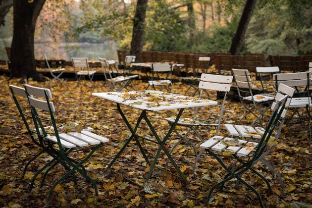 Leere Tische und Stühle stehen in einem Gastronomiebetrieb in Berlin Mitte. Foto: bildgehege Gastronomie