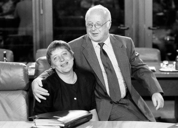 Die Bundesminister Angela MERKEL und Norbert BLUEM , beide CDU , bei einer Kabinettsitzung im Juli 1994 Ministers Angela MERKEL and Norbert BLUEM , both CDU , during a cabinet meeting in July 1994 *** The Federal Ministers Angela MERKEL and Norbert BLUEM , both CDU , during a cabinet meeting in July 1994 Minister Angela MERKEL and Norbert BLUEM , both CDU , during a cabinet meeting in July 1994
