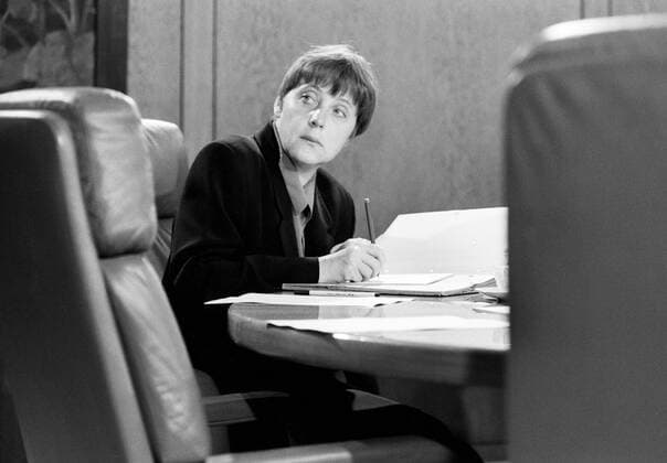 Bundesumweltministerin Angela MERKEL , CDU , bei einer Kabinettsitzung im April 1994 Angela MERKEL , CDU , Minister for the Environment , during a cabinet meeting in April 1994 *** Federal Environment Minister Angela MERKEL , CDU , during a cabinet meeting in April 1994 Angela MERKEL , CDU , Minister for the Environment , during a cabinet meeting in April 1994