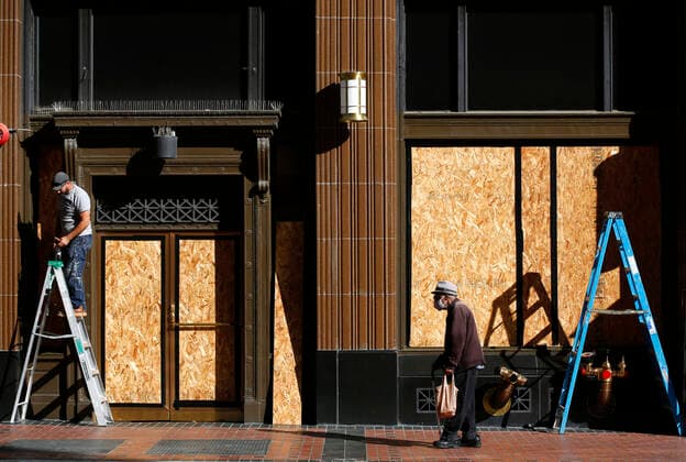 Bilder des Jahres 2020, News 11 November News Themen der Woche KW45 News Bilder des Tages News Bilder des Tages November 2, 2020, San Diego, CA, United States: SAN DIEGO, CA - NOVEMBER 02: A man walks by the Broadway Lofts as a worker boards up the windows in downtown San Diego, CA on Monday, Nov. 2, 2020. San Diego United States - ZUMAs44_ 20201102_zaf_s44_014 Copyright: xK.C.xAlfredx