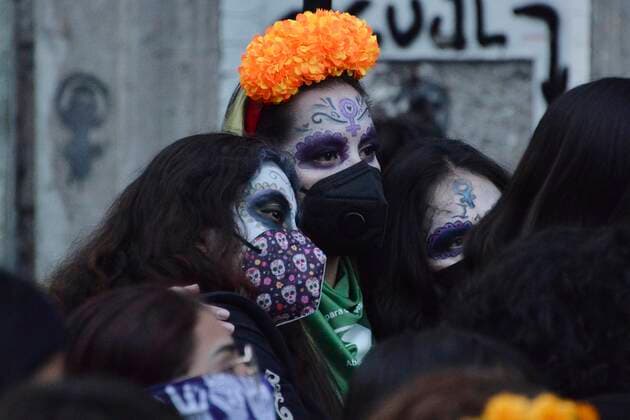 MEXICO CITY, MEXICO - NOVEMBER 2: A woman dressed as Catrina takes part during a march to commemorate victims of femicide, in protest against violence-gender during the Mexico Day of the Dead. Mexico is one of the countries in the world with the highest rate of gender violence, in 2020 there have been new 489 femicides on November 2, 2020 in Mexico City, Mexico. Credit: Carlos Tischler Eyepix Group The Photo Access MEX - 2020 - Day Of The Dead Protest Against Gender Violence in Mexico City  Copyright: xCarlosxTischlerx