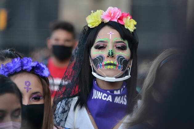 MEXICO CITY, MEXICO - NOVEMBER 2: A woman dressed as Catrina takes part during a march to commemorate victims of femicide, in protest against violence-gender during the Mexico Day of the Dead. Mexico is one of the countries in the world with the highest rate of gender violence, in 2020 there have been new 489 femicides on November 2, 2020 in Mexico City, Mexico. Credit: Carlos Tischler Eyepix Group The Photo Access MEX - 2020 - Day Of The Dead Protest Against Gender Violence in Mexico City  Copyright: xCarlosxTischlerx