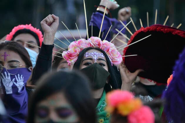 MEXICO CITY, MEXICO - NOVEMBER 2: A woman dressed as Catrina takes part during a march to commemorate victims of femicide, in protest against violence-gender during the Mexico Day of the Dead. Mexico is one of the countries in the world with the highest rate of gender violence, in 2020 there have been new 489 femicides on November 2, 2020 in Mexico City, Mexico. Credit: Carlos Tischler Eyepix Group The Photo Access MEX - 2020 - Day Of The Dead Protest Against Gender Violence in Mexico City  Copyright: xCarlosxTischlerx