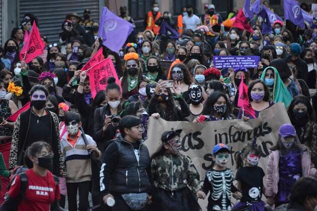 MEXICO CITY, MEXICO - NOVEMBER 2: A woman dressed as Catrina takes part during a march to commemorate victims of femicide, in protest against violence-gender during the Mexico Day of the Dead. Mexico is one of the countries in the world with the highest rate of gender violence, in 2020 there have been new 489 femicides on November 2, 2020 in Mexico City, Mexico. Credit: Carlos Tischler Eyepix Group The Photo Access MEX - 2020 - Day Of The Dead Protest Against Gender Violence in Mexico City  Copyright: xCarlosxTischlerx