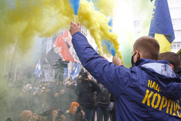 Bilder des Jahres 2020, News 11 November News Themen der Woche KW45 News Bilder des Tages KYIV, UKRAINE - NOVEMBER 3, 2020: People stage a rally in support of the law on the Ukrainian language outside the building of the Ukrainian Constitutional Court, where the case concerning the compliance of the law On ensuring the functioning of the Ukrainian language as the state language with the Constitution of Ukraine is being considered. Anna Marchenko TASS  TS0ECFD7