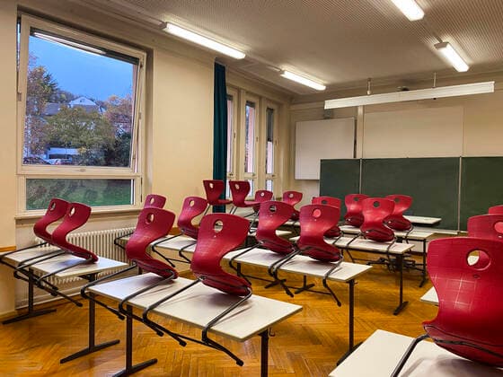 leeres Klassenzimmer, aufgestuhlt, Einzeltische ohne Abstandsregel, Corona-Krise, Deutschland Leeres Klassenzimmer Corona-Krise