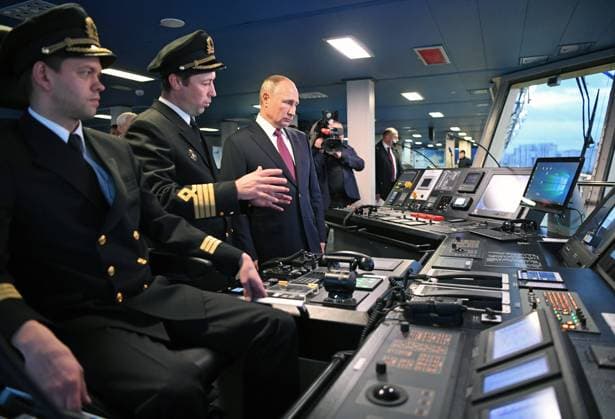 ST PETERSBURG, RUSSIA - NOVEMBER 3, 2020: Russia s President Vladimir Putin (C) visits the captain s bridge of the newly built Project 22600 diesel-electric icebreaker Viktor Chernomyrdin moored at the Marine Facade passenger port. A power capacity of 25MW, the vessel was ordered by Rosmorport and laid down in December 2012 at the Admiralty Shipyard, subsidiary of United Shipbuilding Corporation. Intended for use on the Northern Sea Route, Viktor Chernomyrdin is designed as one of the world s highest-powered non-nuclear icebreakers. Mikhail Metzel TASS  TS0ED0A1