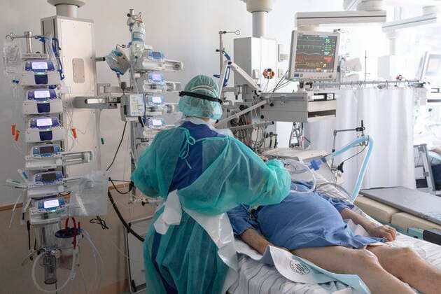  Behandlung eines Patienten auf Intensivstation für Covid-Patienten, Krankenhaus Agatharied, Agatharied, Bayern, Deutschland, Europa *** Treatment of a patient in intensive care unit for Covid patients, Hospital Agatharied, Agatharied, Bavaria, Germany, Europe Copyright: imageBROKER/FlorianxBachmeier iblfba05909020.jpg