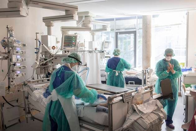  Behandlung eines Patienten auf Intensivstation für Covid-Patienten, Krankenhaus Agatharied, Agatharied, Bayern, Deutschland, Europa *** Treatment of a patient in intensive care unit for Covid patients, Hospital Agatharied, Agatharied, Bavaria, Germany, Europe Copyright: imageBROKER/FlorianxBachmeier iblfba05909022.jpg