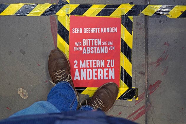 Einschränkungen wegen dem Coronavirus Als Maßnahme zur Prävention gegen eine Infektion mit dem Coronavirus werden die Kunden in einem Baumarkt zur Einhaltung der Abstandsregelung auf Fußböden hingewiesen. Essen Nordrhein-Westfalen Deutschland