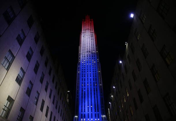 Bilder des Jahres 2020, News 11 November News Themen der Woche KW45 News Bilder des Tages Rockefeller Center is lit in the red, white and blue colors of the American Flag on Election Night in Times Square in New York City on Tuesday, November 3, 2020. The 2020 Presidential Election is to be decided between candidates current President of the United States Donald Trump and former Vice President Joe Biden.  NYP20201103136 JohnxAngelillo